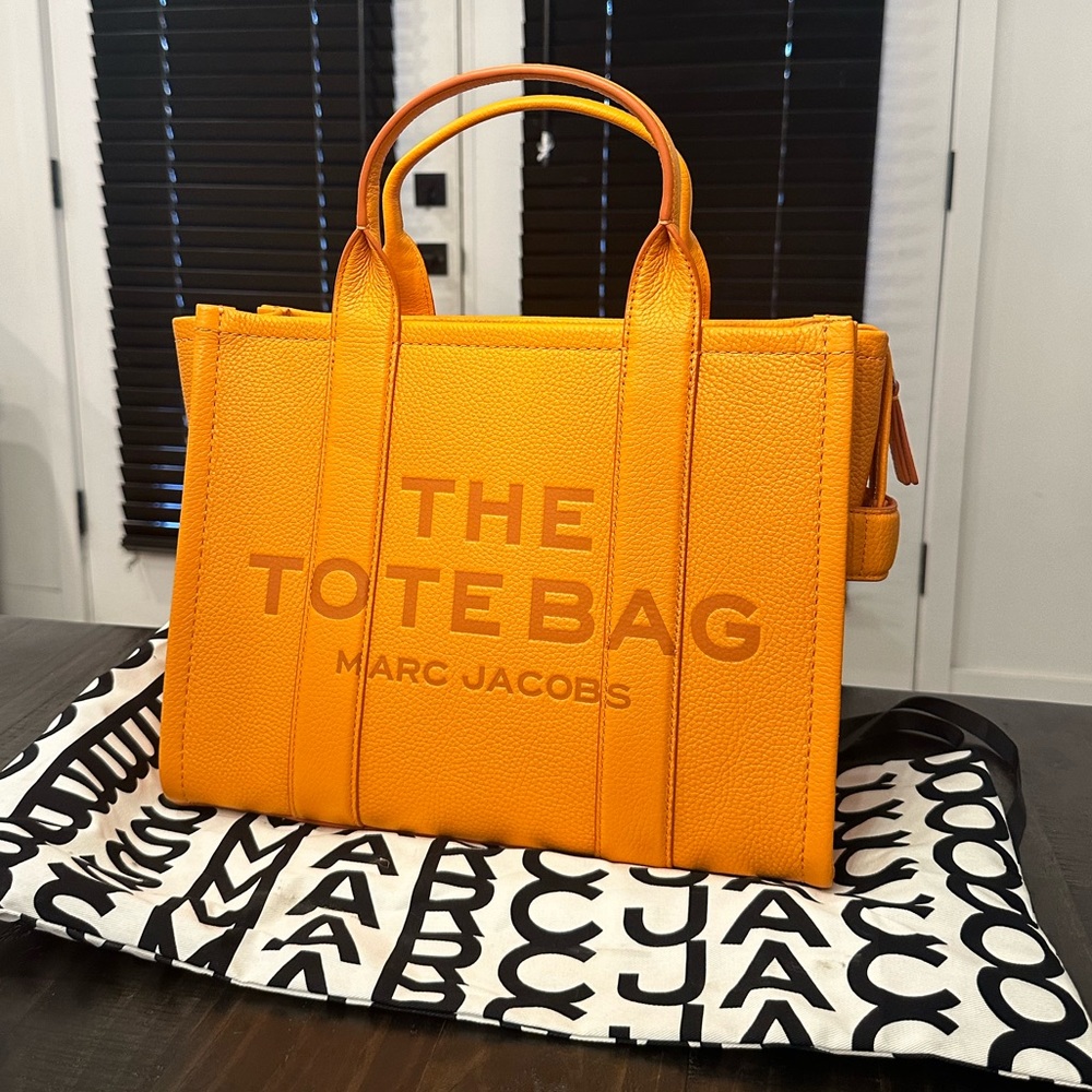 MARC JACOBS - The Leather Medium Tote Bag